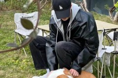 利物浦英超逆转绝杀萨拉赫点球，四连胜登顶积分榜